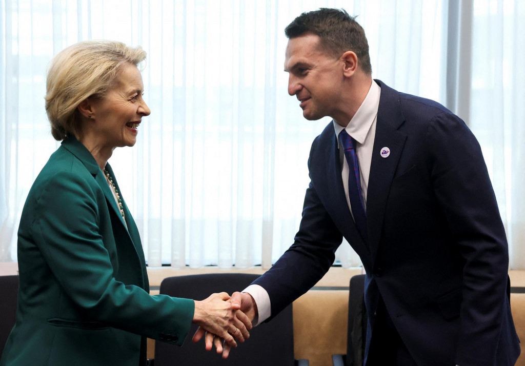 Predsedníčka Európskej komisie Ursula von der Leyen si podáva ruku s poľským ministrom pre Európsku úniu Adamom Szlapkom. FOTO: Reuters