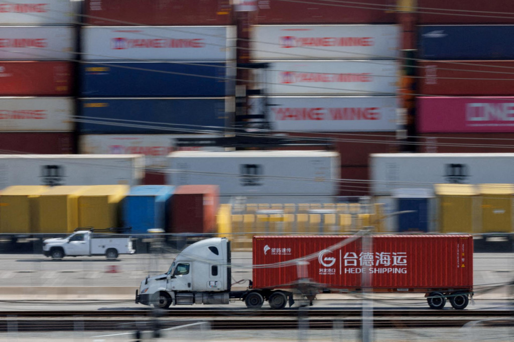 Prepravné kontajnery z Číny v zariadení China Shipping (North America) Holding Company Ltd. v prístave Los Angeles vo Wilmingtone, Kalifornia, 4. februára 2025. FOTO: Mike Blake