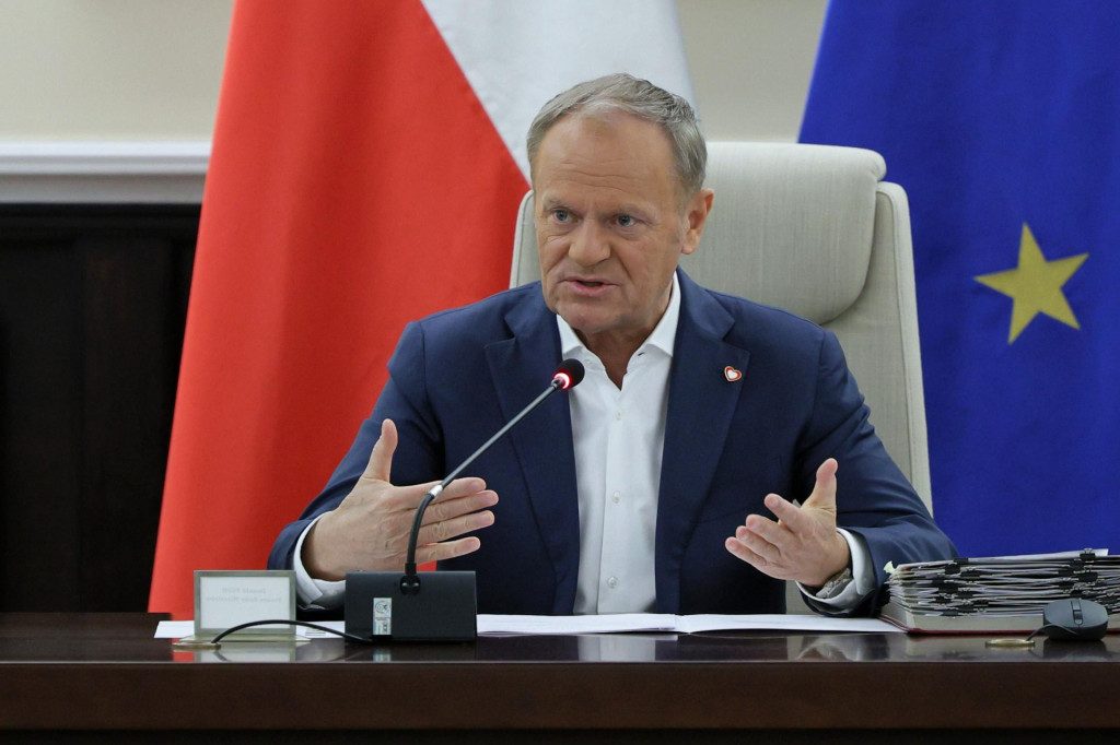 Poľský premiér Donald Tusk gestikuluje pred zasadnutím vlády vo Varšave v utorok 25. marca 2025. FOTO: TASR/PAP