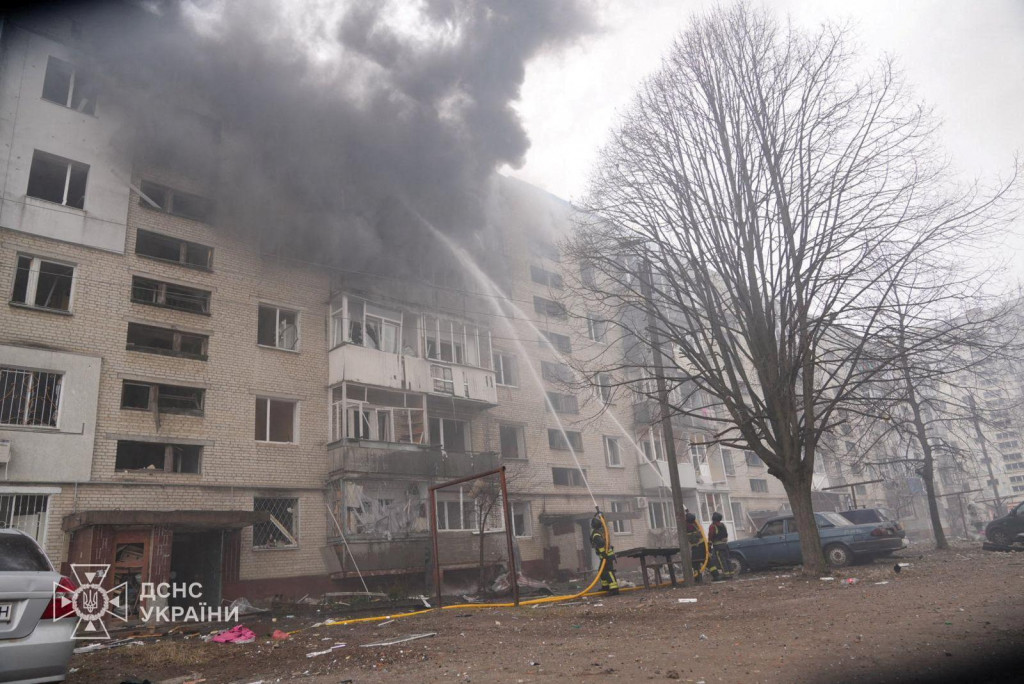 Hasiči pracujú na mieste obytného domu zasiahnutého ruským raketovým útokom uprostred ruského útoku na Ukrajinu v Sumskej oblasti. FOTO: Reuters