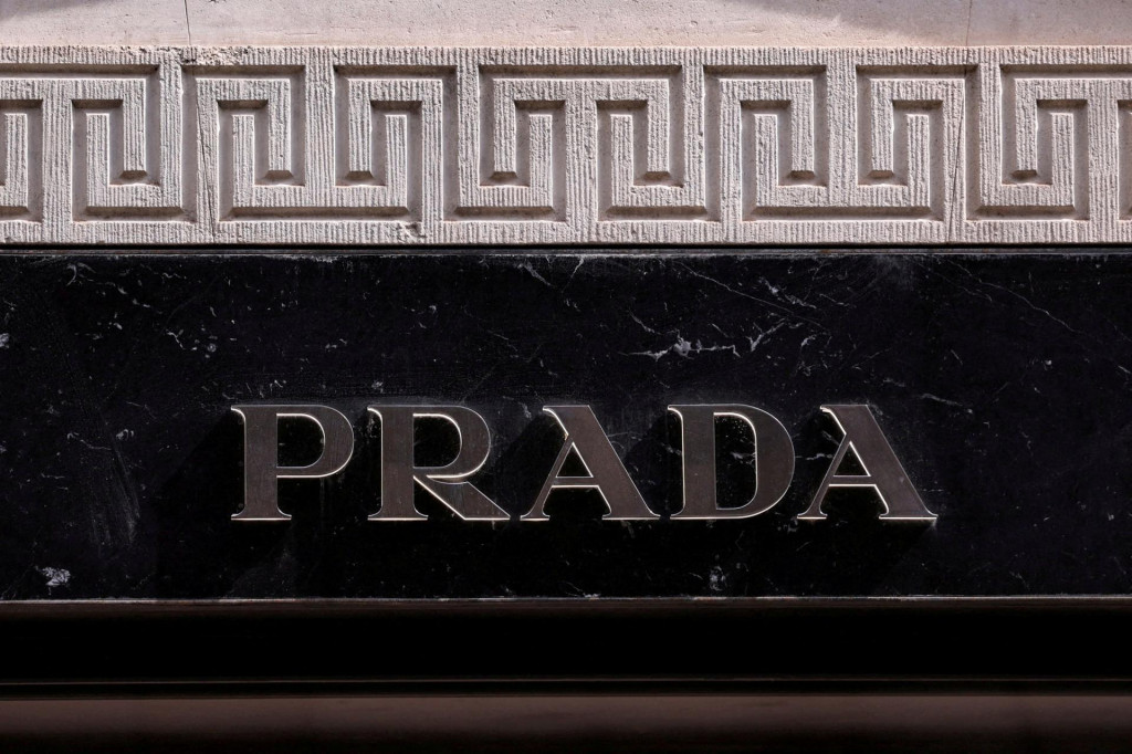 Logo módneho domu Prada v Miláne, Taliansko, 8. apríla 2024. FOTO: REUTERS