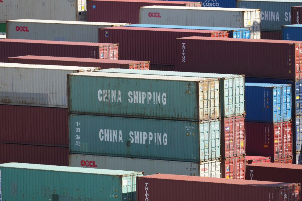 Kontajnery s nápisom China Shipping sú naskladnené v kalifornskom prístave Long Beach v utorok 8. apríla 2025. FOTO: TASR/AP