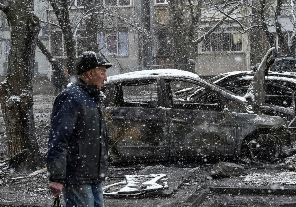 Zničené auto v meste Dnipro na Ukrajine. FOTO: Reuters