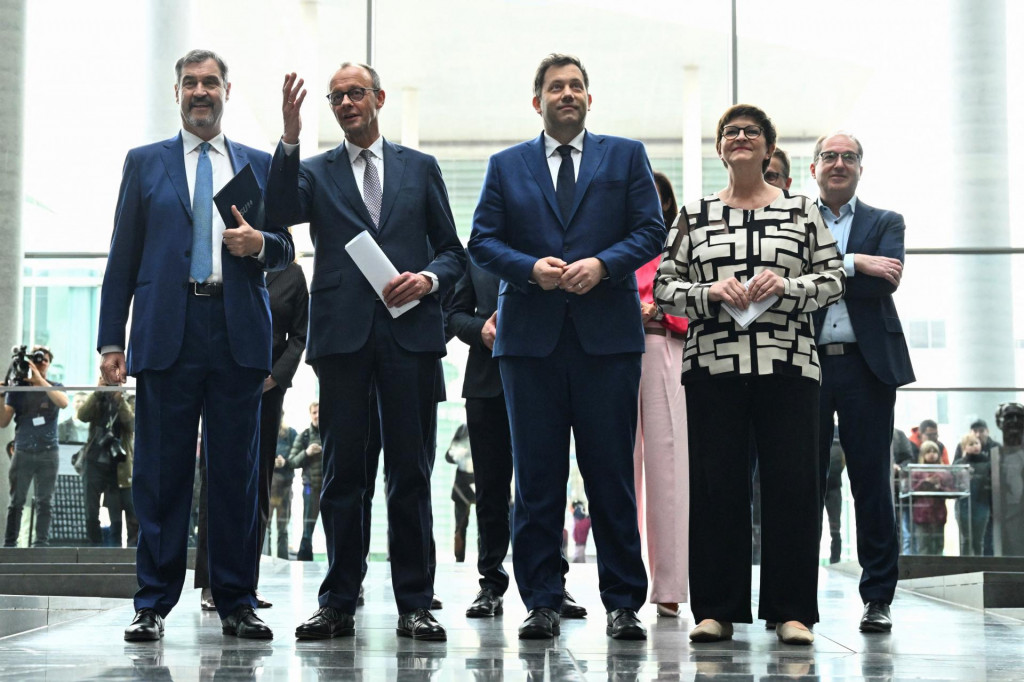 Nemecká kancelárka a líder strany Kresťanskodemokratická únia (CDU) Friedrich Merz, líder Kresťanskosociálnej únie (CSU) a bavorský premiér Markus Soeder, spolupredsedovia Sociálnodemokratickej strany (SPD) Saskia Esken a Lars Klingbeil stoja pred tlačovou konferenciou po dosiahnutí dohody o ich koaličnej vláde v Berlíne. FOTO: Reuters