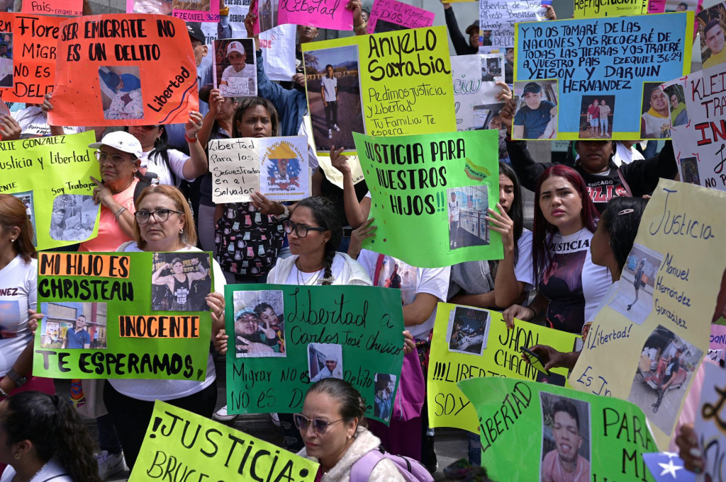 Rodinní príslušníci venezuelských migrantov, o ktorých USA tvrdili, že boli členmi gangu Tren de Aragua a poslali ich do väznice Terrorism Confinement Center v Salvádore, držia počas protestu pred budovou Organizácie Spojených národov v Caracase vo Venezuele fotografie svojich blízkych. FOTO: Reuters