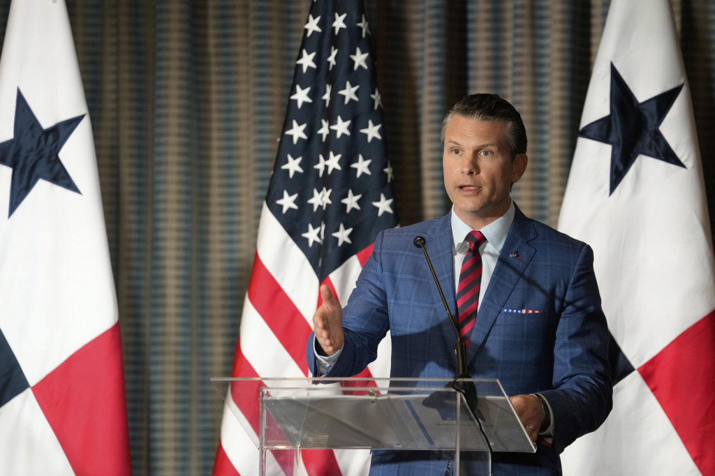 Americký minister obrany Pete Hegseth počas tlačovej konferencie v panamskej metropole. FOTO: TASR/AP