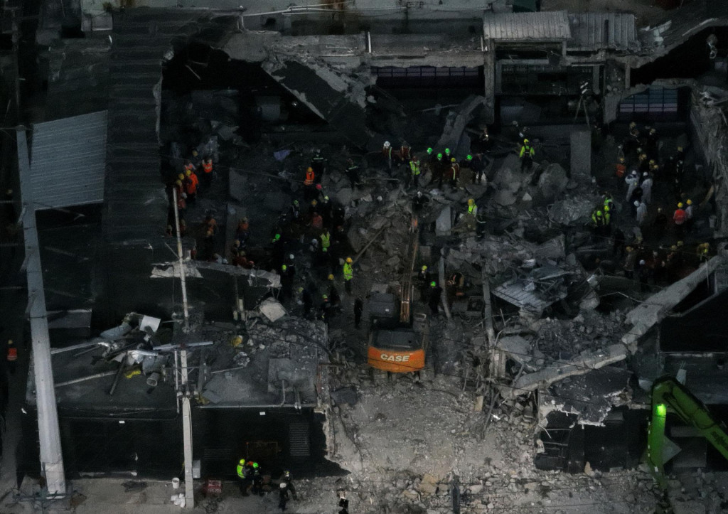 Pohľad z dronu ukazuje robotníkov počas obnovy na mieste zrúteného nočného klubu Jet Set v Santo Domingu v Dominikánskej republike. FOTO: Reuters