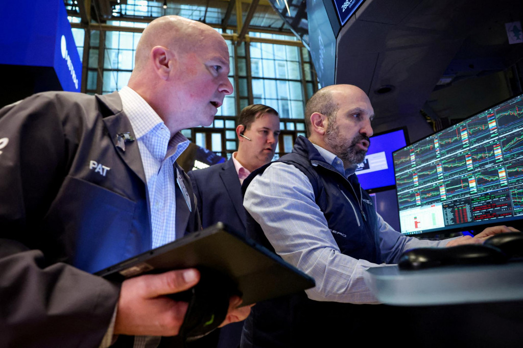 Akciové trhy v posledných dňoch zažívajú výkyvy, ktoré  vidieť skôr pri kryptomenách, ako pri tradičných pokojnejších investičných aktívach.