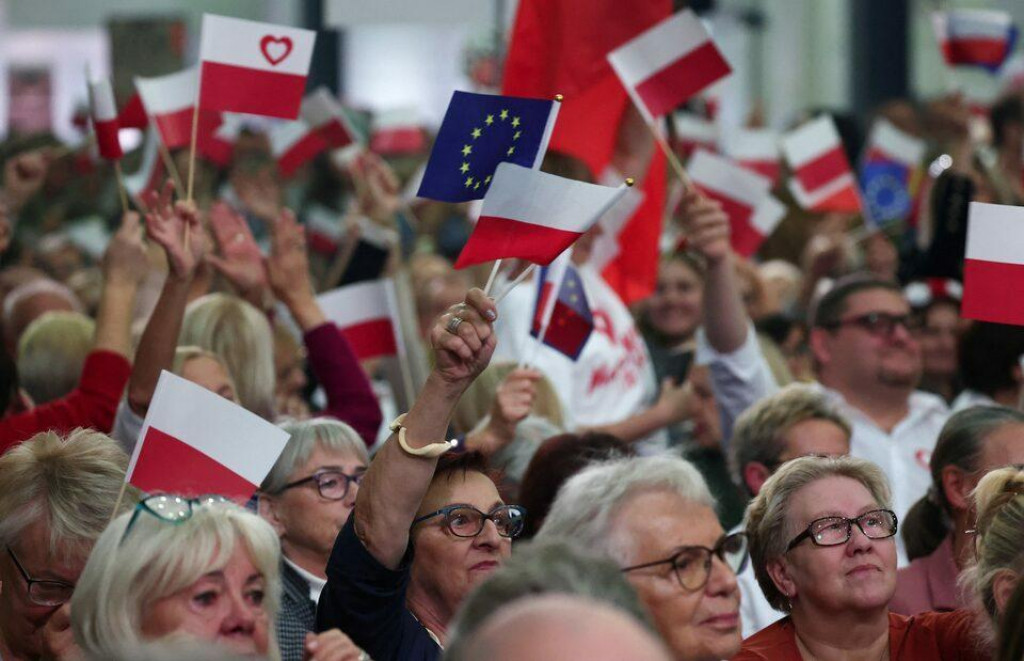 Podľa najnovšieho prieskumu inštitútu IBRiS pre denník Rzeczpospolita by zvíťazil kandidát vládnej Občianskej koalície s podporou 36 percent. FOTO: Reuters