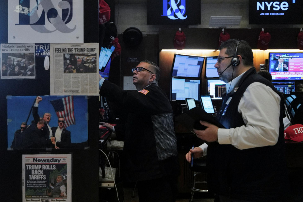 Obchodníci pracujú na burze cenných papierov v New Yorku (NYSE) v New Yorku, USA, 10. apríla 2025. FOTO: REUTERS