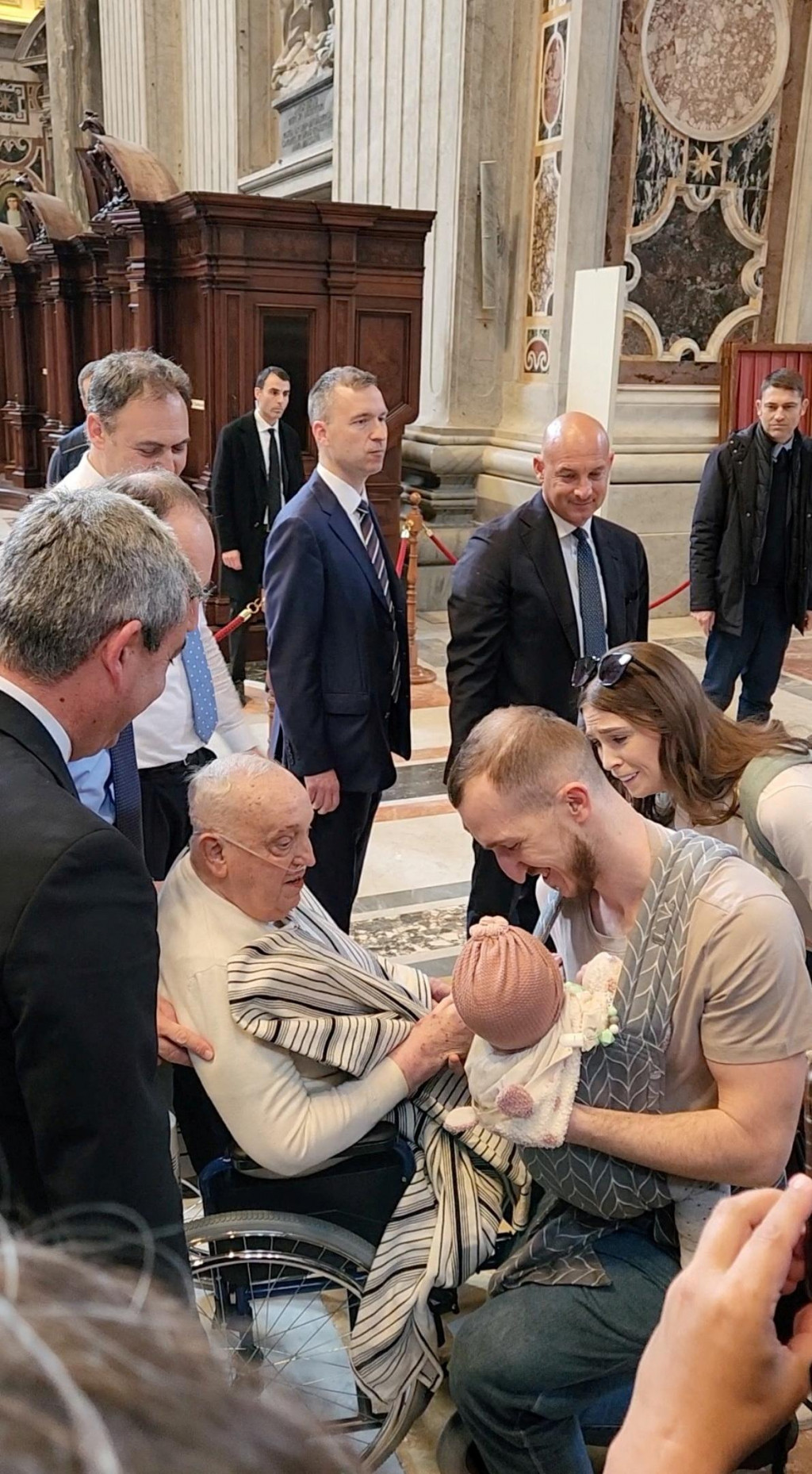 Pápež František požehnal počas nečakanej návštevy Baziliky svätého Petra bábätko. FOTO: Reuters