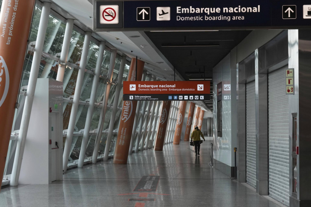 Zamestnanec kráča prázdnou halou letiska počas 24-hodinového generálneho štrajku proti úsporným opatreniam, ktoré presadzuje vláda prezidenta Javiera Mileia v Buenos Aires. FOTO: TASR/AP