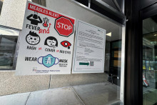Výstražná tabuľka na osýpky visí pred vchodom do Cohen Children‘s Medical Center v New Hyde Parku v New Yorku. FOTO: Reuters