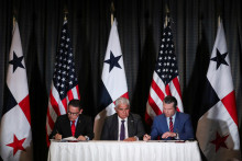 Americký minister obrany Pete Hegseth sa v Paname stretol s panamským prezidentom Josém Raulom Mulinom a panamským ministrom verejnej bezpečnosti Frankom Abregom. FOTO: Reuters