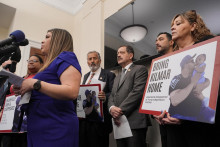 Jennifer Vasquez Sura, manželka Kilmara Abrega Garciu, salvádorského migranta, ktorý žil v USA legálne s pracovným povolením a bol omylom deportovaný do Salvadoru, organizuje tlačovú konferenciu s ďalšími rodinnými príslušníkmi a podporovateľmi vo Washingtone. FOTO: Reuters
