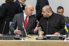Britský minister obrany John Healey (vľavo) a jeho ukrajinský náprotivok Rustem Umerov. FOTO: TASR/AP