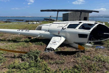 Nehoda sa skončila zdemolovaným vrtuľníkom, ale pilot, spolucestujúci aj tučniak vyviazli bez zranení. FOTO: South Africa Aviation Authority