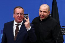 Nemecký minister obrany Boris Pistorius gestikuluje vedľa ukrajinský mnister obrany Rustem Umerov. FOTO: Reuters