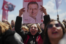 Ľudia skandujú počas protestného zhromaždenia pred väznicou Silivri, kde sa dnes začal proces so zadržaným starostom Istanbulu a prezidentským kandidátom opozičnej tureckej Republikánskej ľudovej strany (CHP) Ekremom Imamoglom. FOTO: TASR/AP
