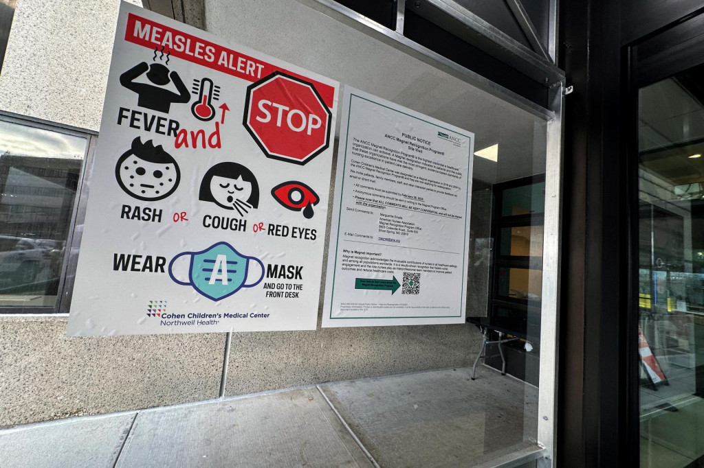 Výstražná tabuľka na osýpky visí pred vchodom do Cohen Children‘s Medical Center v New Hyde Parku v New Yorku. FOTO: Reuters