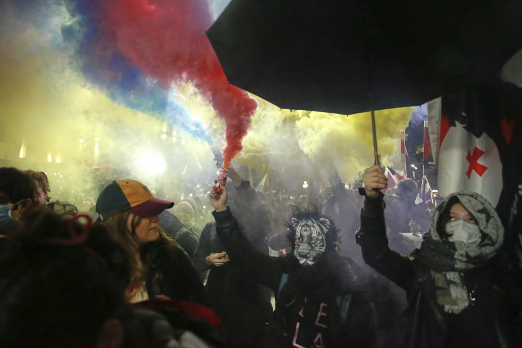 Demonštranti počas zhromaždenia, na ktorom žiadajú prepustenie politických väzňov a nové voľby v centre gruzínskeho Tbilisi. FOTO: TASR/AP