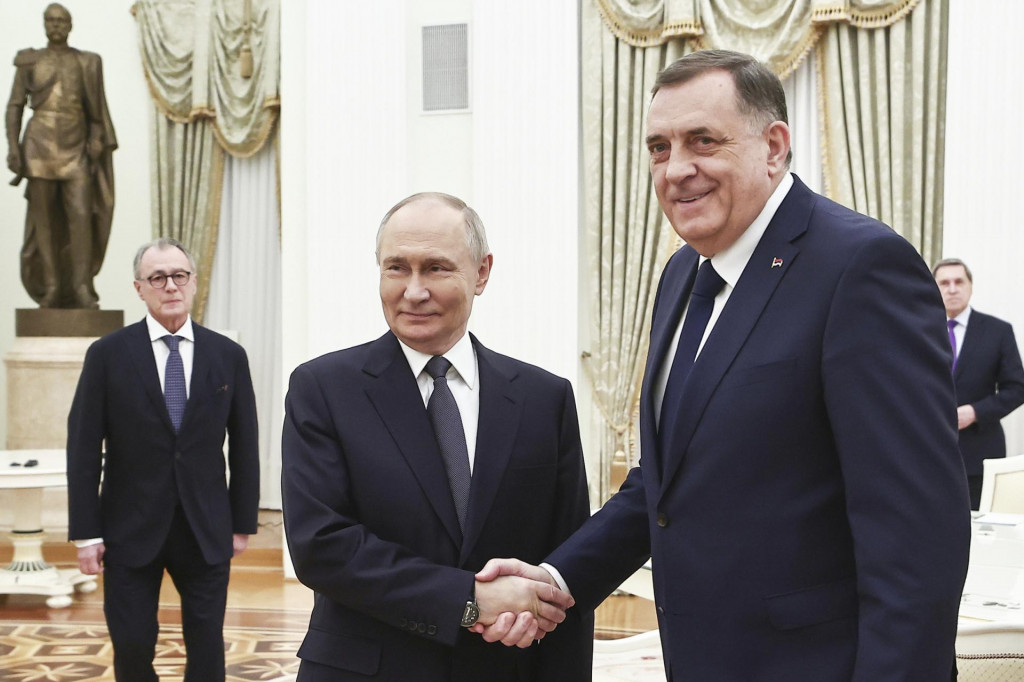Na snímke z 1. apríla je ruský prezident Vladimir Putin, ako si v Kremli podáva ruku s vodcom bosnianskych Srbov Miloradom Dodikom. FOTO: TASR/AP