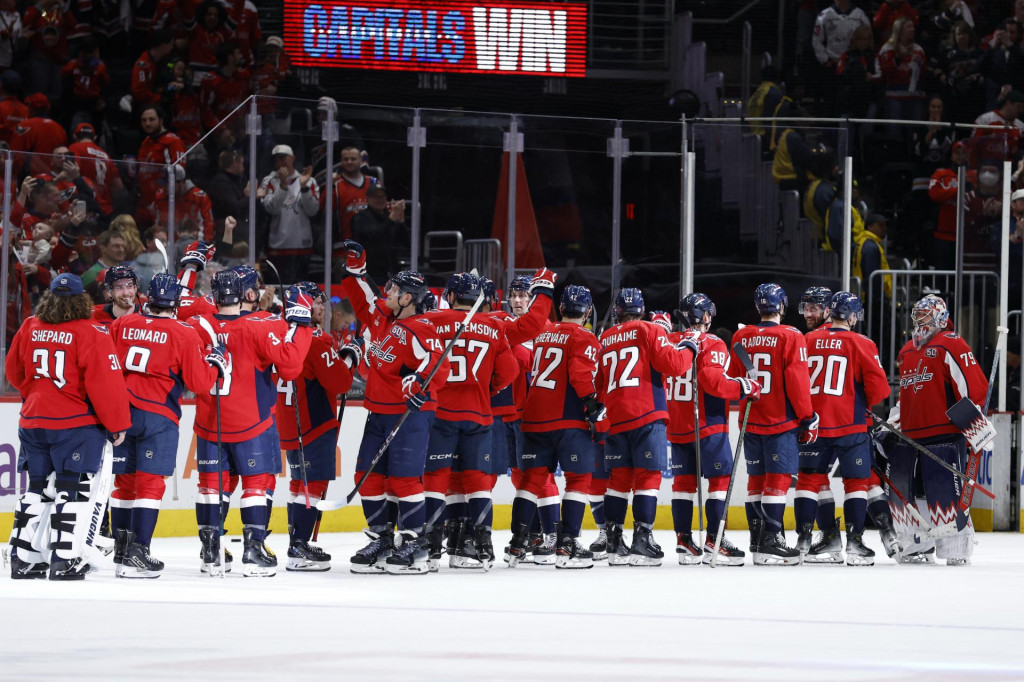 Hráči Washingtonu Capitals oslavujú po zápase proti Caroline Hurricanes v Capital One aréne. FOTO: Geoff Burke