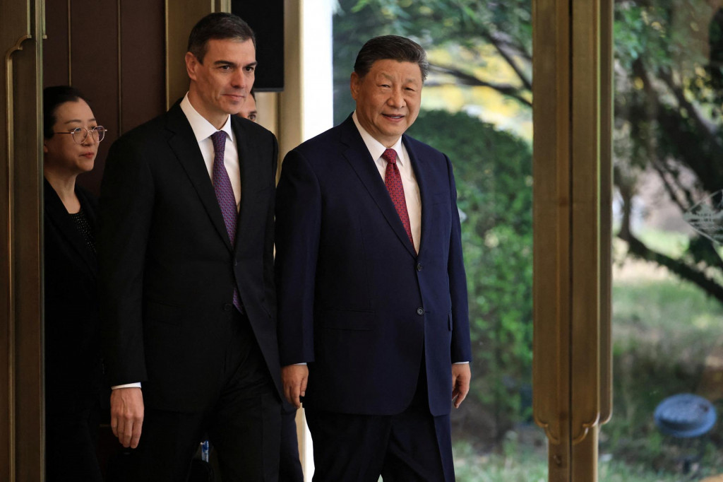 Čínsky prezident Si Ťin-pching a španielsky premiér Pedro Sánchez prichádzajú na bilaterálne stretnutie do penziónu Diaoyutai Guest House v čínskom Pekingu. FOTO: Reuters