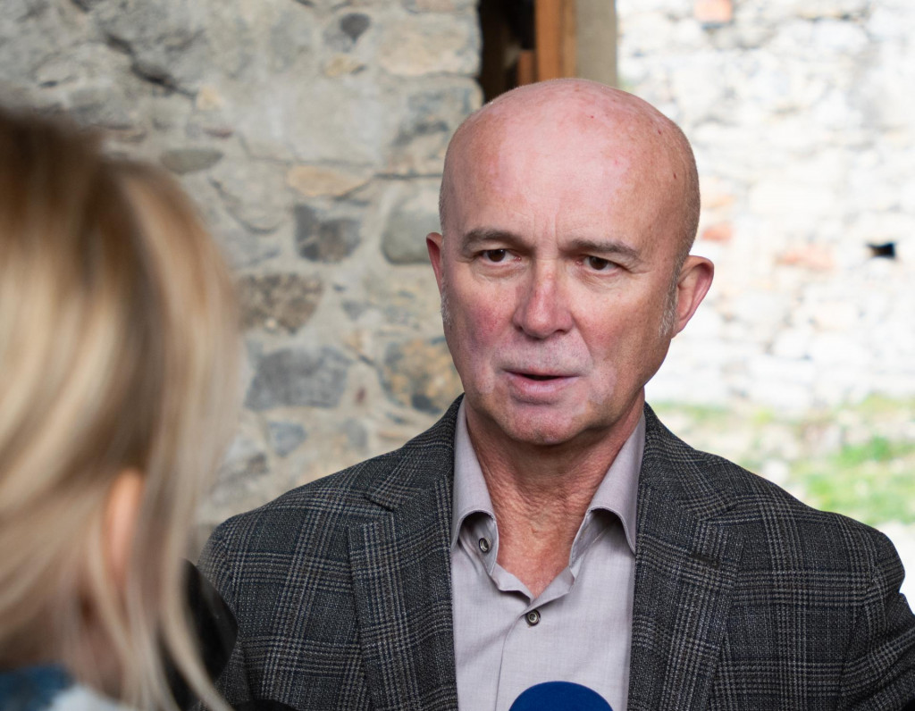 Na snímke predseda Zachráňme hrady Ratibor Mazúr počas tlačovej konferencie o projekte Správa o stave hradov na Slovensku v spolupráci s nórskym partnerom Hogskulen for Gron Utvikling na hrade Beckov v piatok 11. apríla 2025. FOTOI TASR