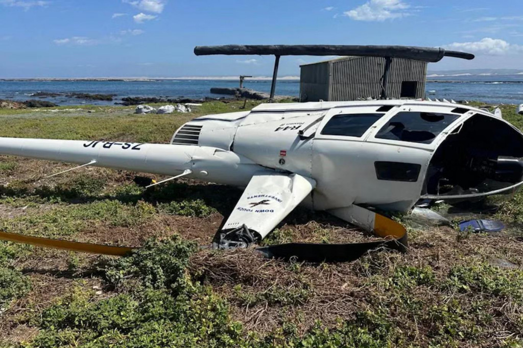 Nehoda sa skončila zdemolovaným vrtuľníkom, ale pilot, spolucestujúci aj tučniak vyviazli bez zranení. FOTO: South Africa Aviation Authority