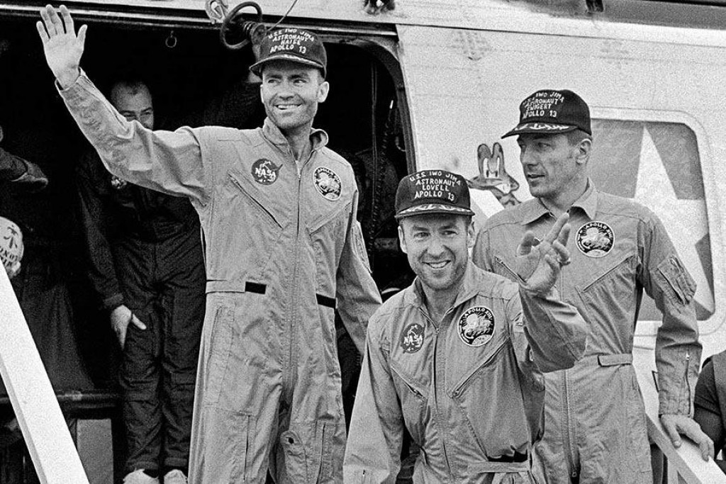 Posádka lode Apollo 13 – zľava Fred Haise, James Lovell a John Swigert – na palube lode Iwo Jima po návrate z vesmíru 17. apríla 1970.