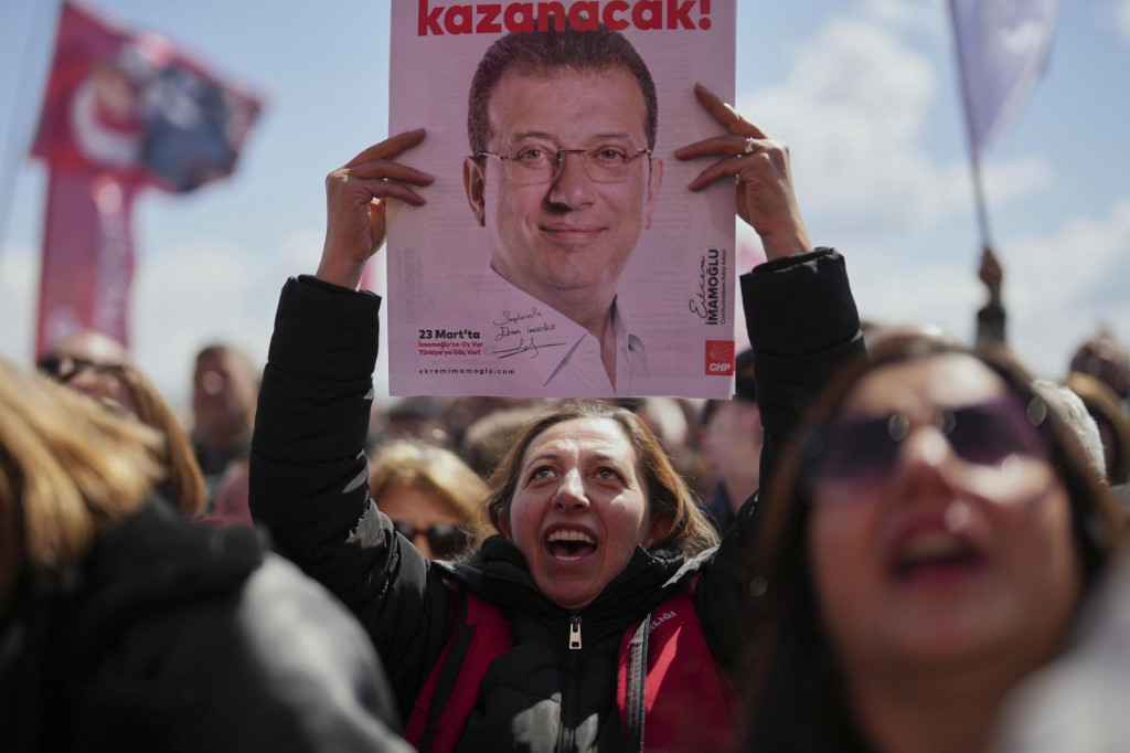 Ľudia skandujú počas protestného zhromaždenia pred väznicou Silivri, kde sa dnes začal proces so zadržaným starostom Istanbulu a prezidentským kandidátom opozičnej tureckej Republikánskej ľudovej strany (CHP) Ekremom Imamoglom. FOTO: TASR/AP