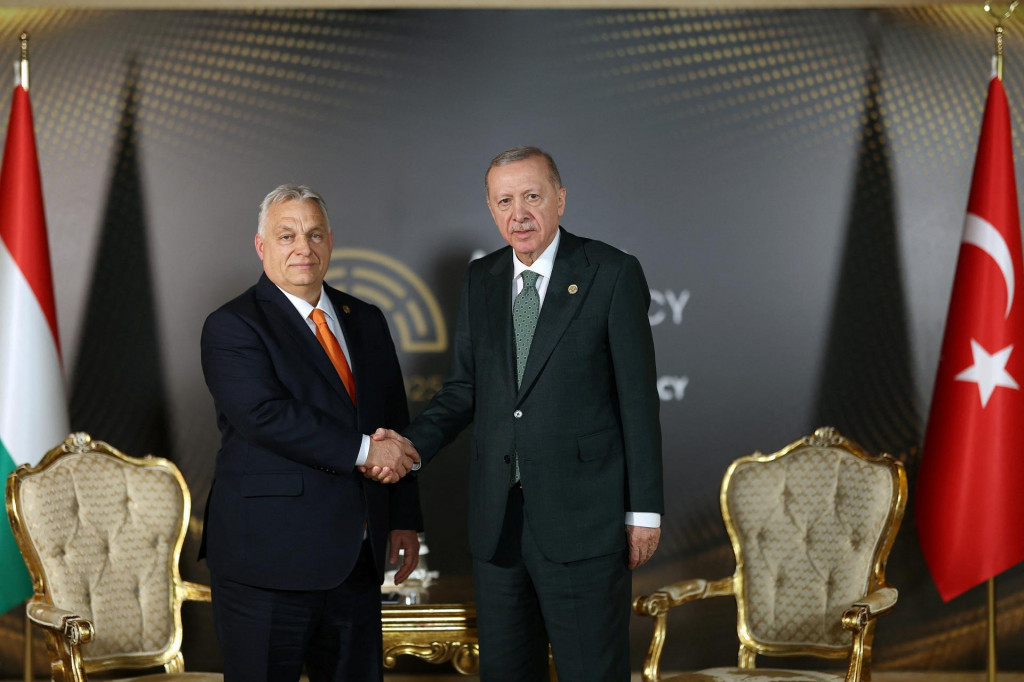 Turecký prezident Tayyip Erdogan sa stretol s maďarským premiérom Viktorom Orbánom. FOTO: Reuters