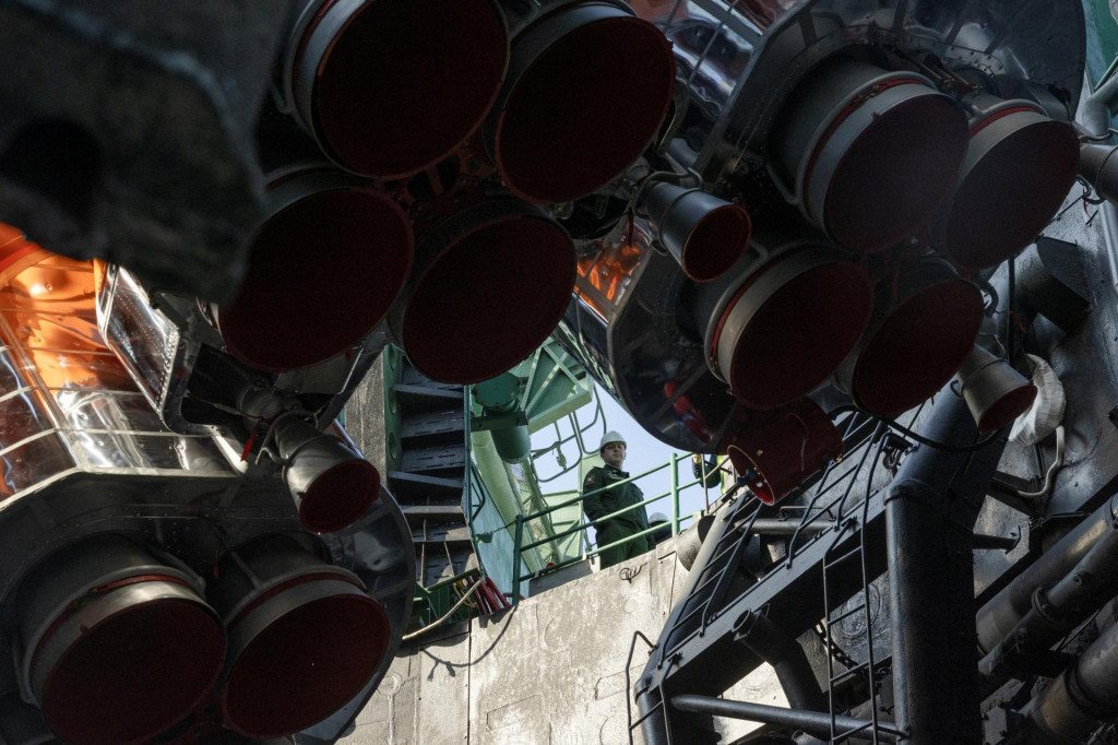 Ruský servisný technik sleduje, ako je kozmická loď Sojuz MS-27 inštalovaná na štartovacej rampe pred ďalším štartom posádky na Medzinárodnú vesmírnu stanicu na kozmodróme Bajkonur v Kazachstane, 5. apríla 2025. FOTO: REUTERS