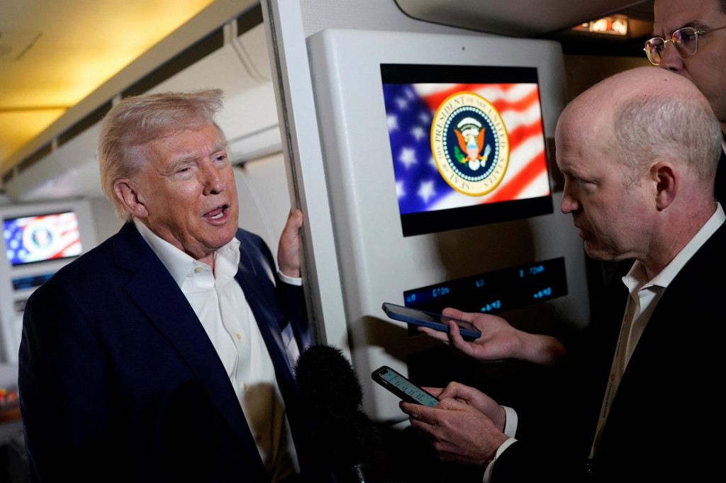 Americký prezident Donald Trump hovorí s médiami na palube Air Force One na ceste na medzinárodné letisko Palm Beach, West Palm Beach, Florida, USA, 11. apríla 2025. FOTO: REUTERS