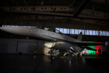 Osoba kráča za prvou bulharskou stíhačkou F-16 počas oficiálneho ceremoniálu na leteckej základni Graf Ignatievo v Bulharsku. FOTO: Reuters