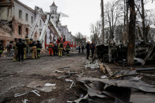 Príslušníci pohotovostných služieb pracujú na mieste ruského raketového útoku uprostred ruského útoku na Ukrajinu v Sumách. FOTO: Reuters