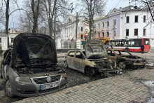 Autá sú poškodené na mieste ruského raketového útoku v ukrajinskom meste Sumy. FOTO: Reuters