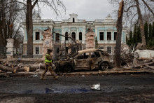 Ukrajinský vojak kráča na mieste ruského raketového útoku v ukrajinskom meste Sumy. FOTO: Reuters