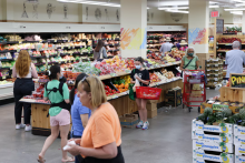]People shop in a supermarket in Manhattan, New York City, U.S., June 10, 2022. REUTERS/Andrew Kelly/File Photo Purchase Licensing Rights FOTO: Reuters
