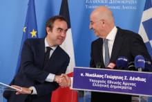Grécky minister obrany Nikos Dendias a jeho francúzsky náprotivok Sébastien Lecornu. FOTO: Reuters