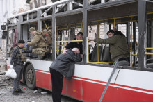 Muž plače pri autobuse, ktorý zasiahol ruský raketový útok v severoukrajinskom meste Sumy. FOTO: TASR/AP
