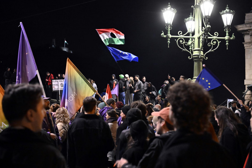 Demonštranti protestujú proti novelizovanému zákonu o zhromažďovaní, ktorého výsledkom je aj zákaz pochodu Pride na Moste slobody v Budapešti. FOTO: TASR/AP
