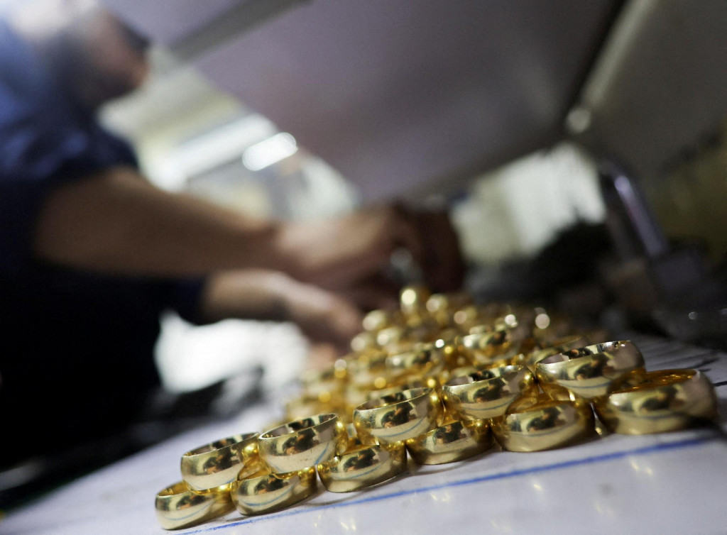FILE PHOTO: An Egyptian employee checks gold rings at the workshop of ”GM Joneer Gold” a gold jewellery manufacturer at ”El Sagha” in Cairo, Egypt January 14, 2024. REUTERS/Amr Abdallah Dalsh/File Photo FOTO: Amr Abdallah Dalsh