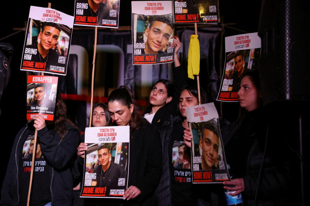 Priaznivci izraelských rukojemníkov sa zúčastňujú protestu a požadujú prepustenie všetkých rukojemníkov. FOTO: Reuters