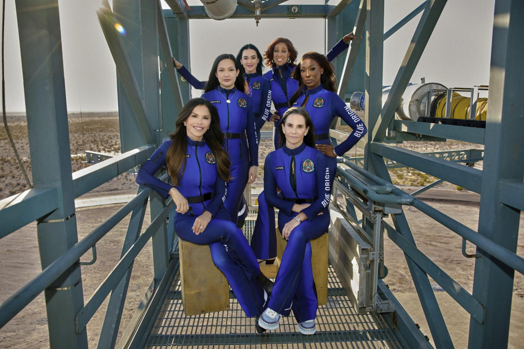Predný rad zľava Lauren Sanchezová a Kerianne Flynnová a zadný rad zľava Amanda Nguyenová, Katy Perry, Gayle Kingová a Aisha Boweová. FOTO: TASR/AP