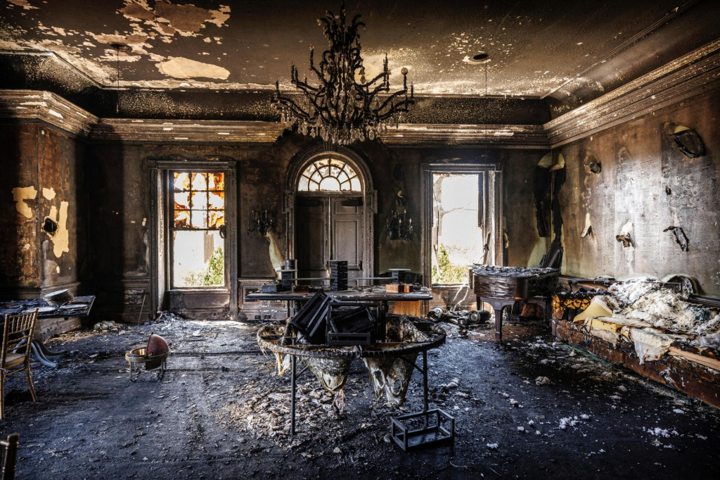 Pohľad na škody v rezidencii guvernéra v deň, keď guvernér Pennsylvánie Josh Shapiro a štátna polícia Pennsylvánia poskytli aktuálne informácie o podpaľačstve, ktoré sa odohralo v rezidencii v Harrisburgu v Pensylvánii. FOTO: Reuters