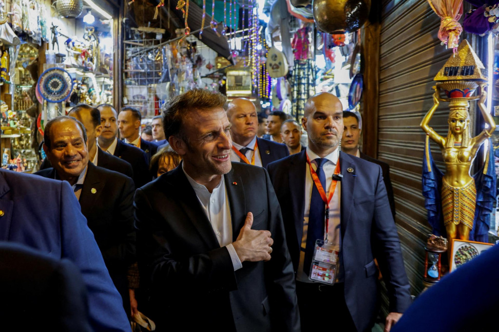 Francúzsky prezident Emmanuel Macron sa 6. apríla prechádzal po káhirskom bazári spoločne s egyptským lídrom Abdalom Fattáhom Sísím. FOTO: Reuters