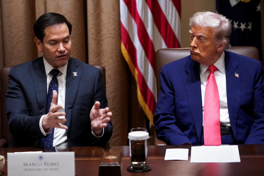 Americký prezident Donald Trump počúva, ako hovorí minister zahraničných vecí Marco Rubio počas zasadnutia vlády v Bielom dome vo Washingtone. FOTO: Reuters