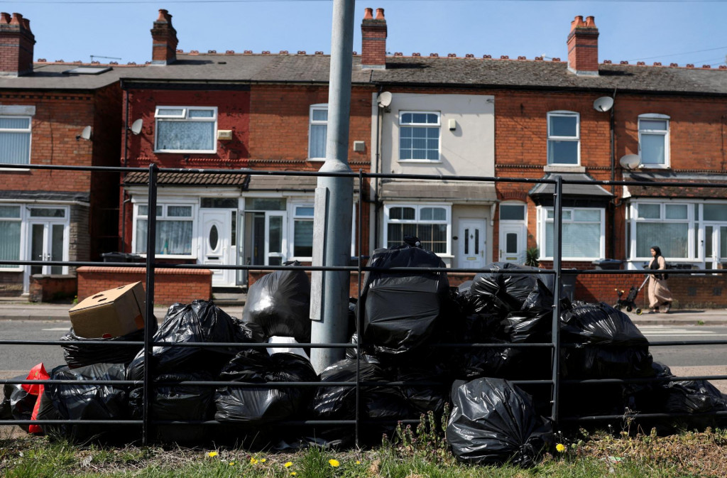 Na uliciach v Birminghame sa hromadia vrecia s odpadkami. FOTO: Reuters